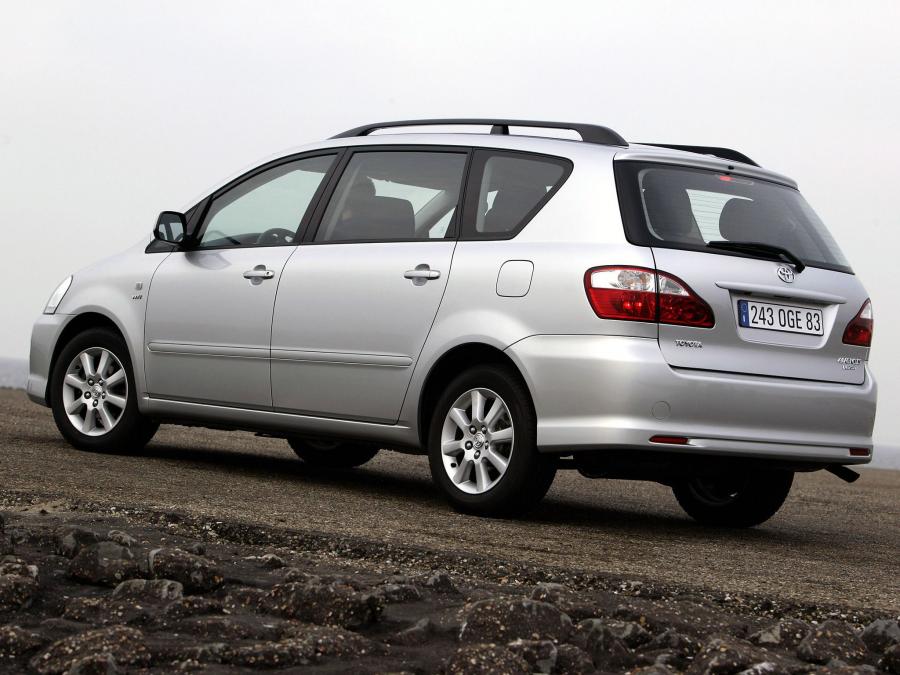  Toyota Avensis Verso 2003 года  (фото 8 из 25)